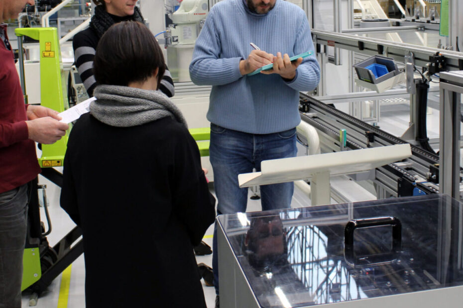 quattro studenti discutono in fabbrica durante il laboratorio taglab, formazione per la sicurezza dei dipendenti