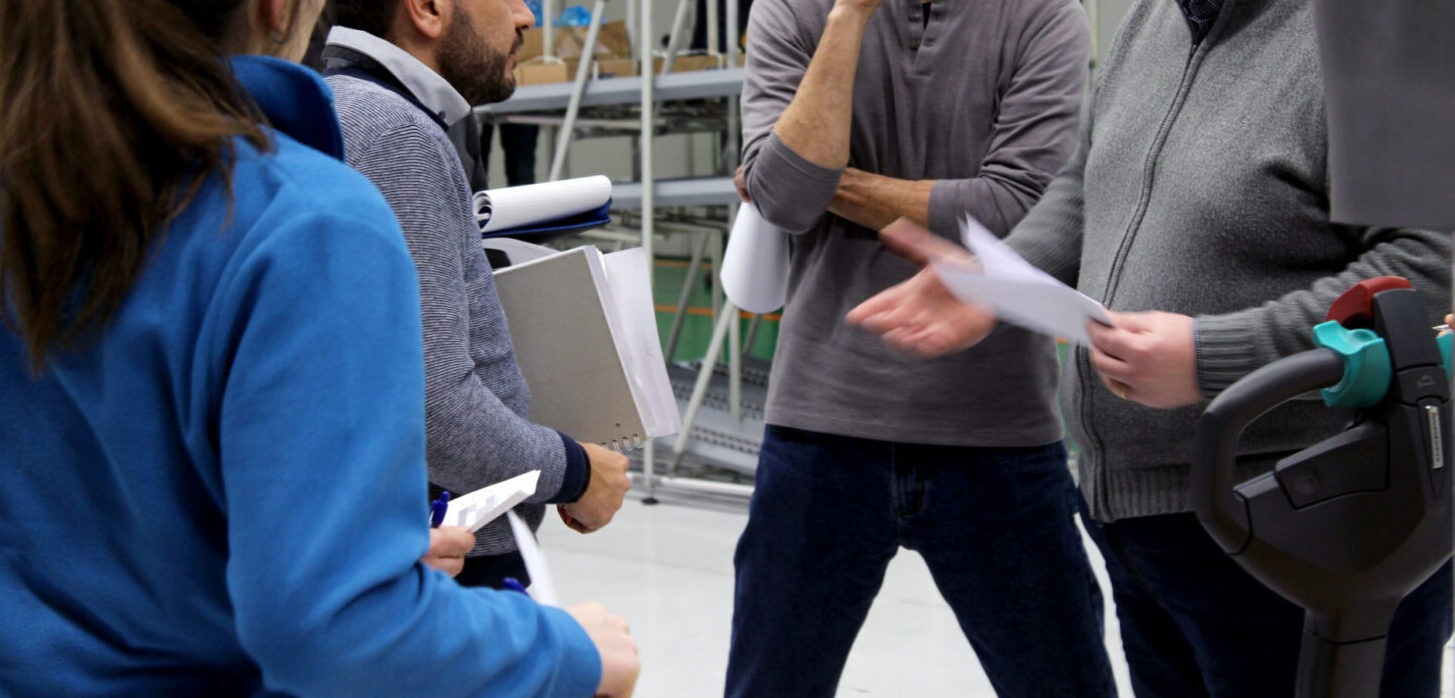 tun gruppo di allievi discute durante il laboratorio taglab, formazione di sicurezza per i dipendenti