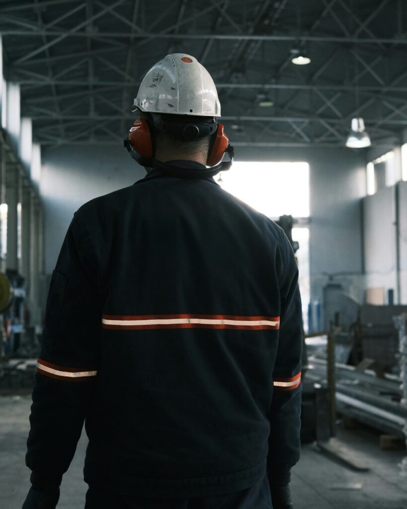 un lavoratore in fabbrica indossa il caschetto