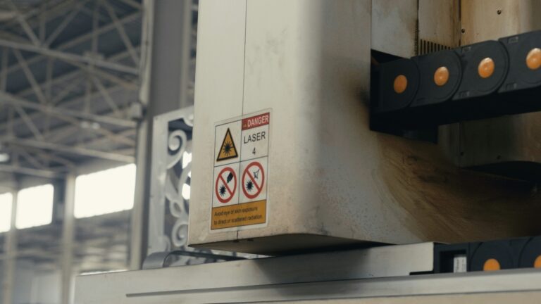 alcuni cartelli per la segnaletica di sicurezza in fabbrica