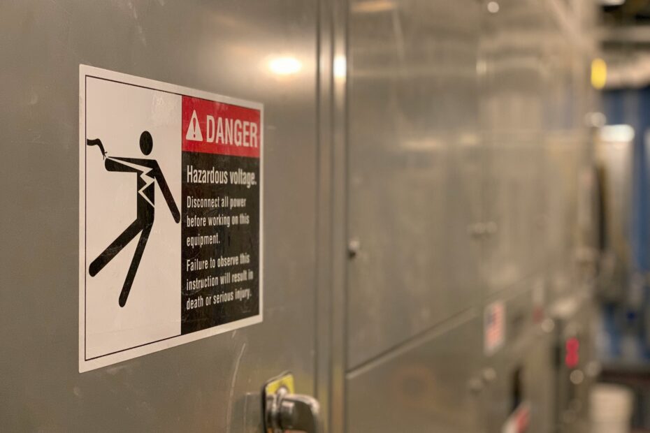 un cartello per la segnaletica di sicurezza su una macchina in fabbrica