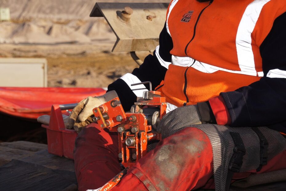 un lavoratore vestito in modo sicuro in fabbrica