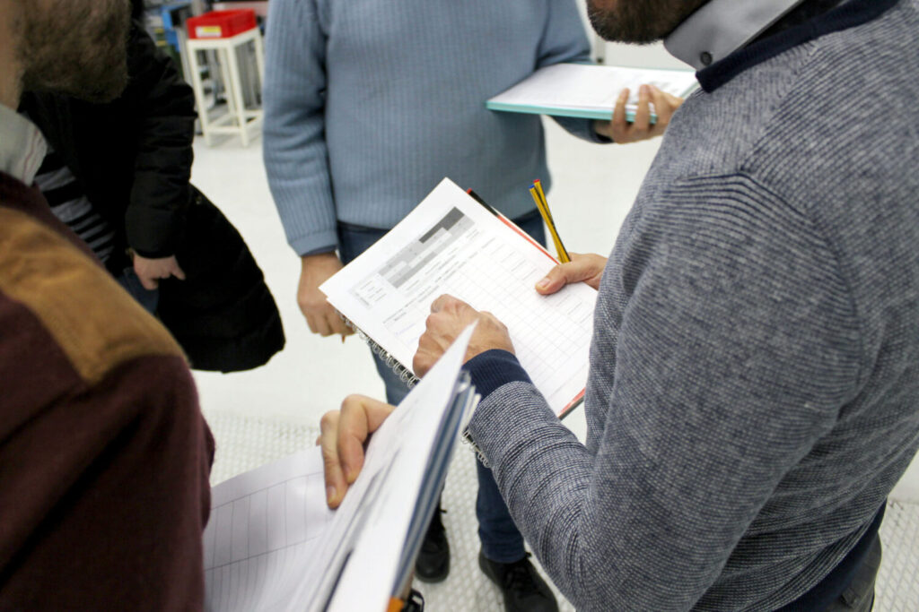 uno studente prende note durante il laboratorio taglab, formazione di sicurezza e salute ambiente di lavoro