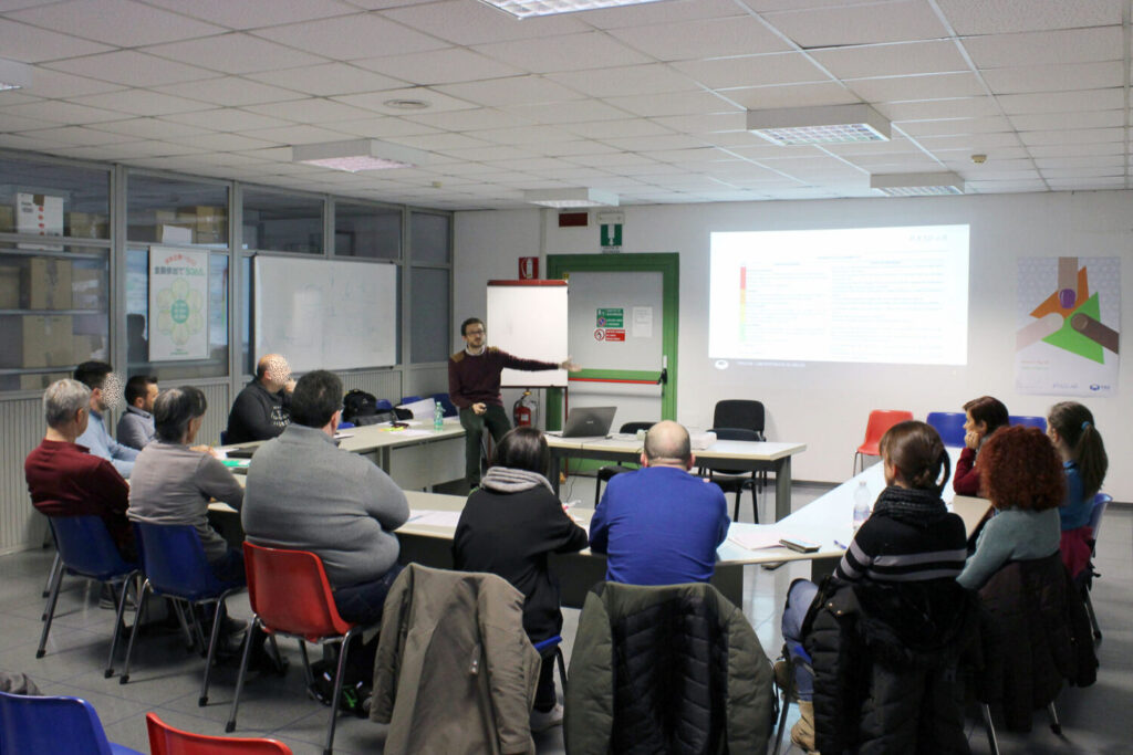 consulente di sicurezza Raffaele presenta durante il laboratorio taglab, formazione per la sicurezza dei dipendenti e la prevenzione incendi