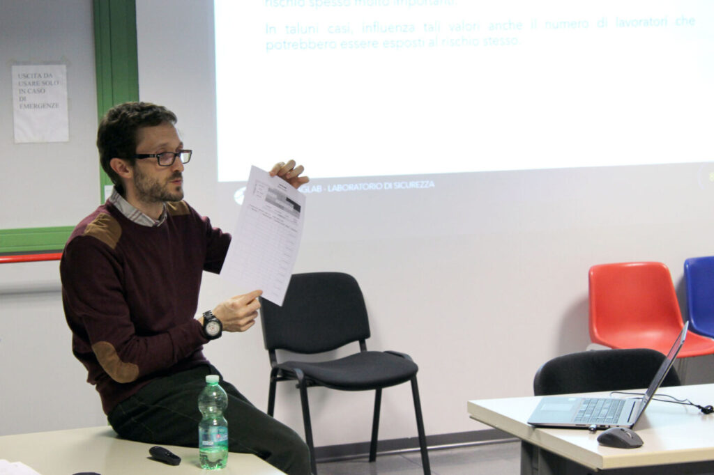 consulente di sicurezza Raffaele presenta durante il laboratorio taglab, formazione di sicurezza per i dipendenti