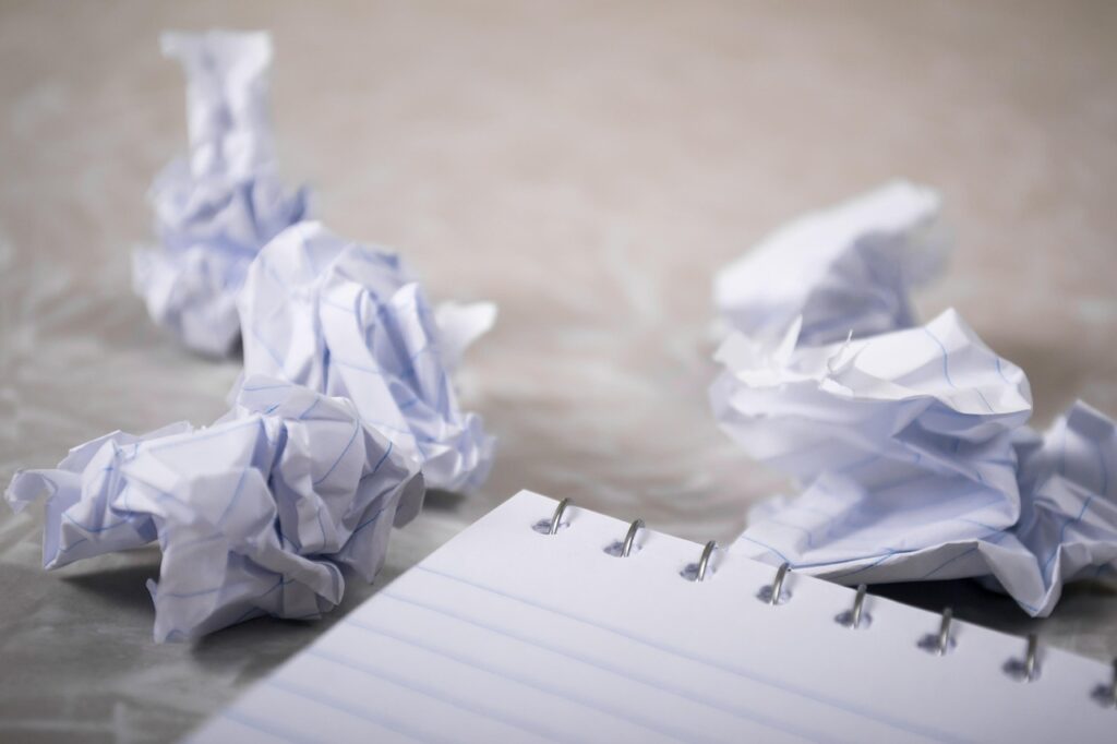 stress lavoro correlato su una scrivania con la carta strappata