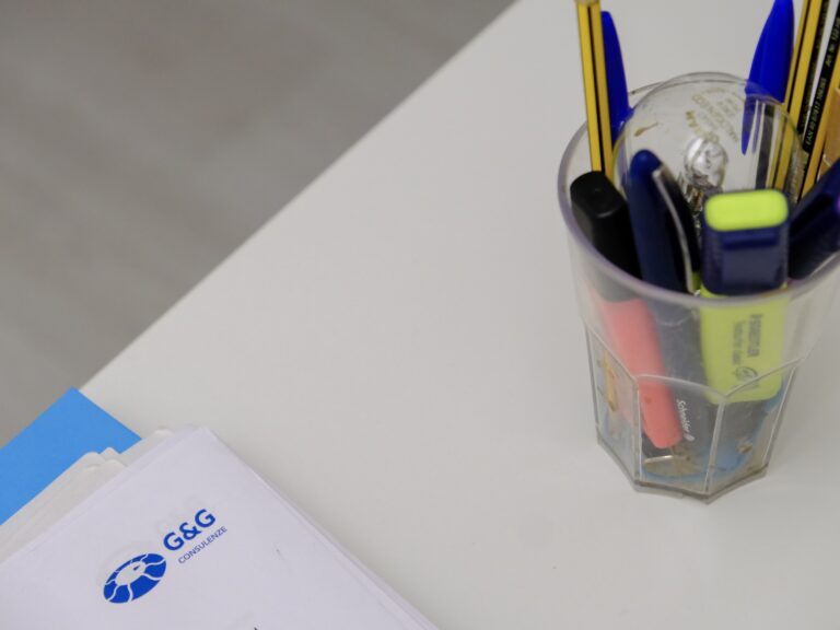 una scrivania con un foglio delle valutazioni rapide ergonomiche