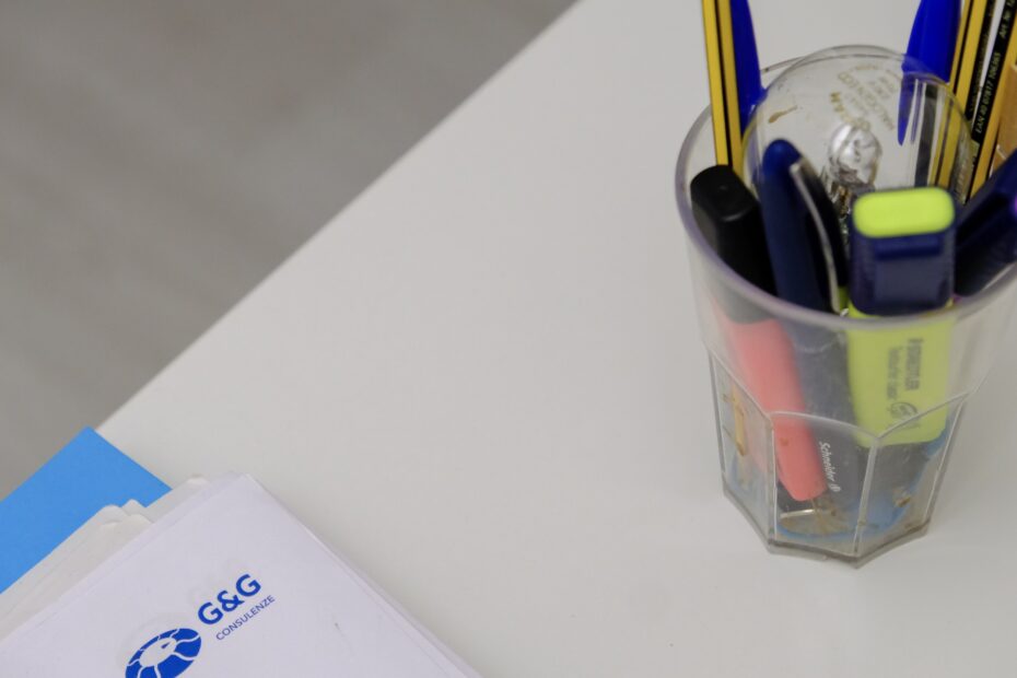 una scrivania con un foglio delle valutazioni rapide ergonomiche