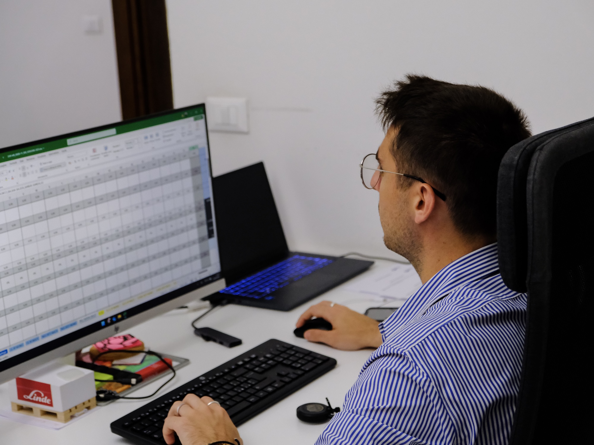 un dipendente G&G lavora sulle valutazioni rapide ergonomiche in ufficio